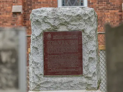 Stone marker and plaque commemorating the battle of Lundy's Lane.